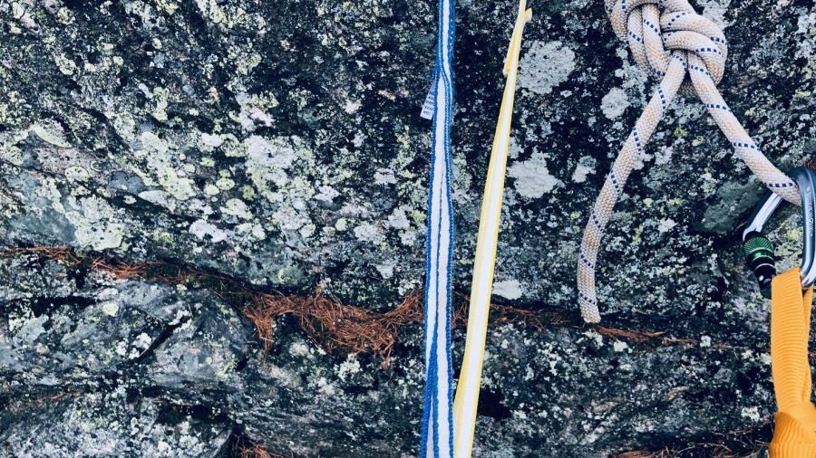 Tasapainotettu slingi -ankkuri yläköysikiipeilyyn kalliolle.